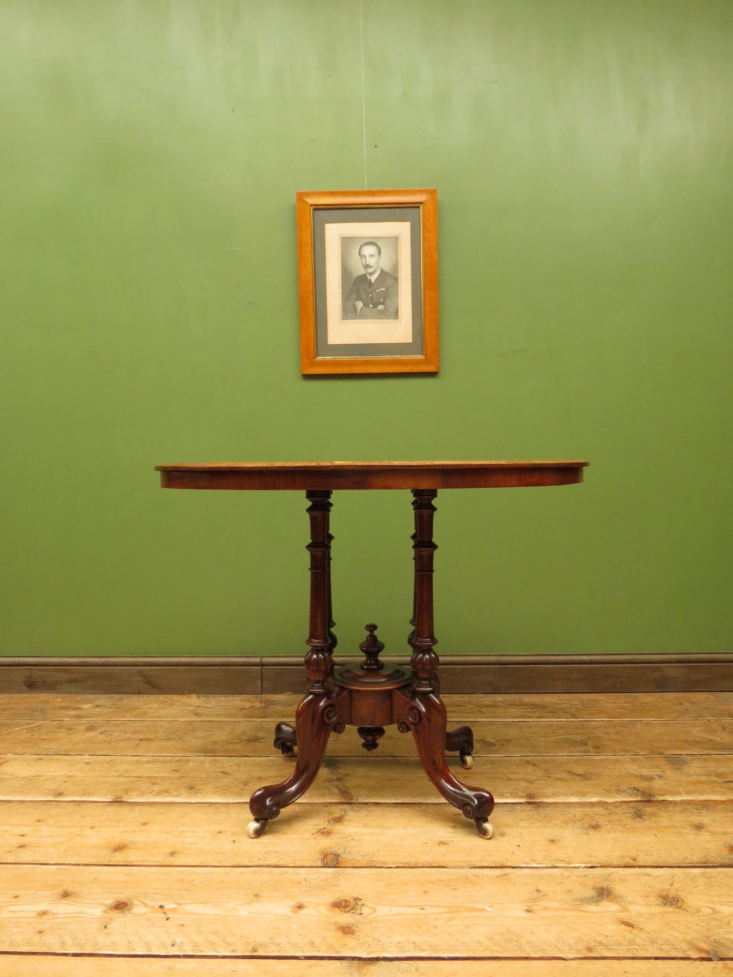 Victorian Mahogany Oval Centre Table with Crossbanded top