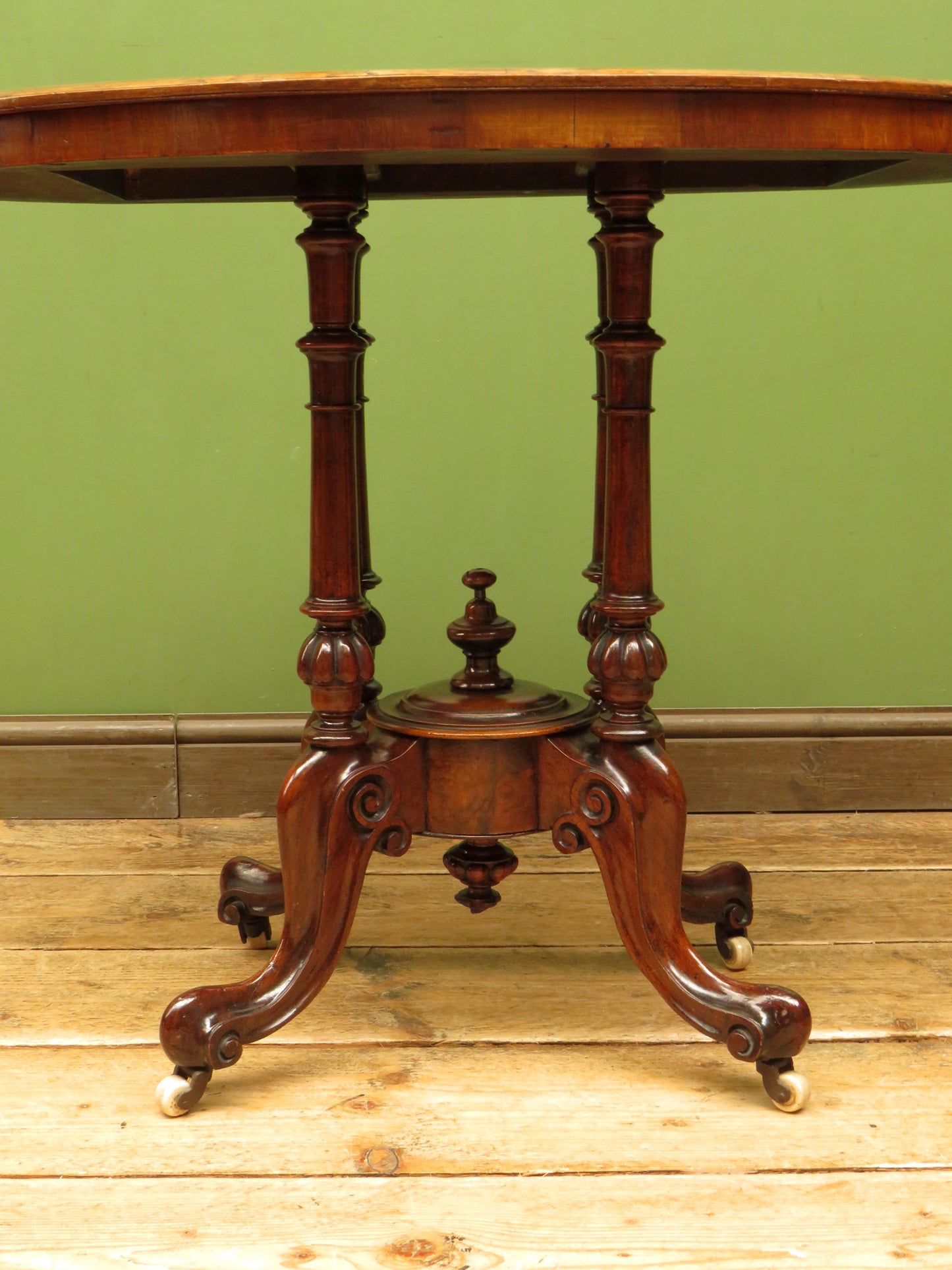 Victorian Mahogany Oval Centre Table with Crossbanded top