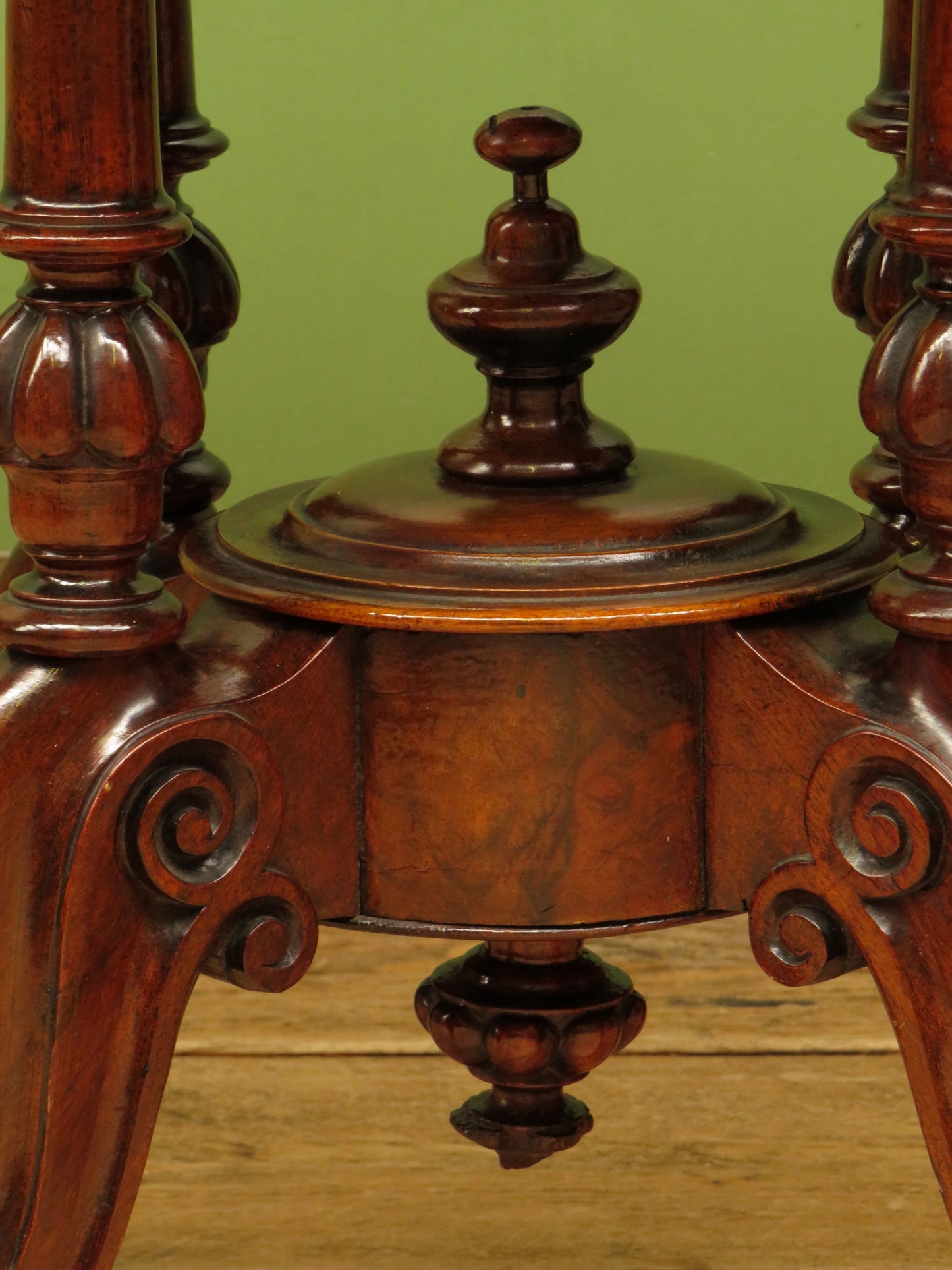 Victorian Mahogany Oval Centre Table with Crossbanded top