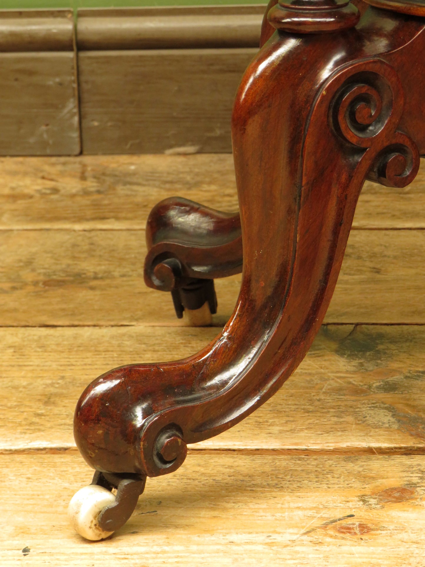 Victorian Mahogany Oval Centre Table with Crossbanded top