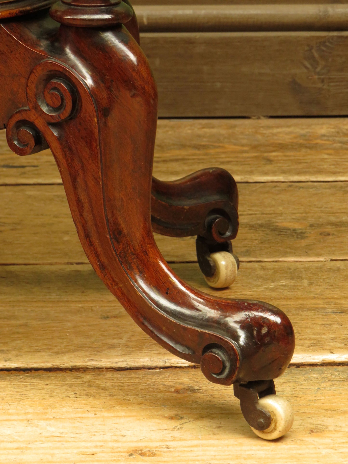 Victorian Mahogany Oval Centre Table with Crossbanded top