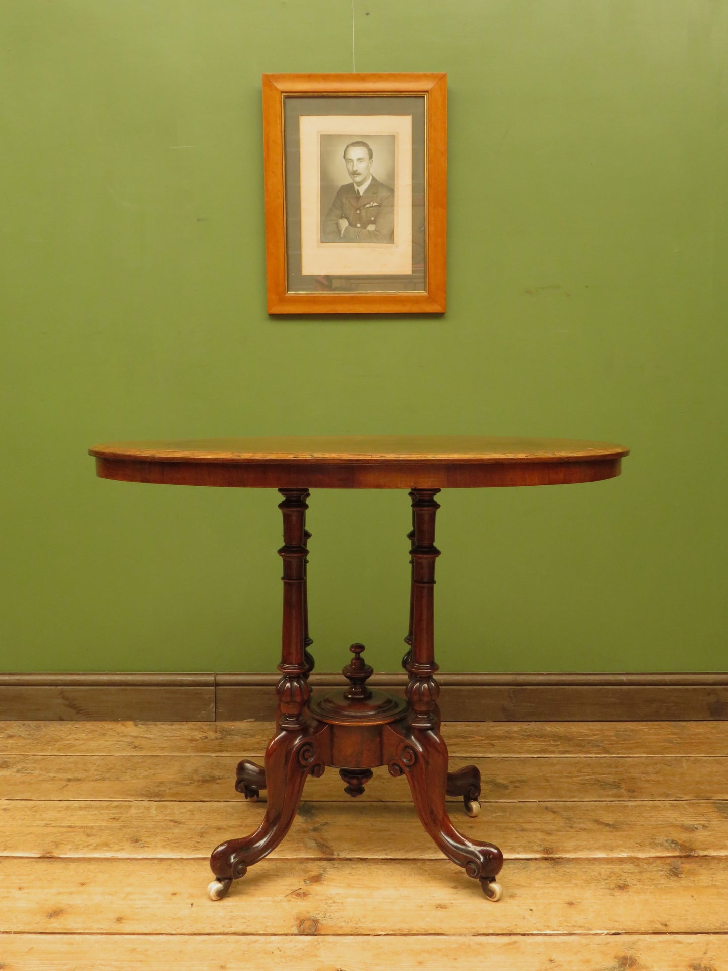 Victorian Mahogany Oval Centre Table with Crossbanded top