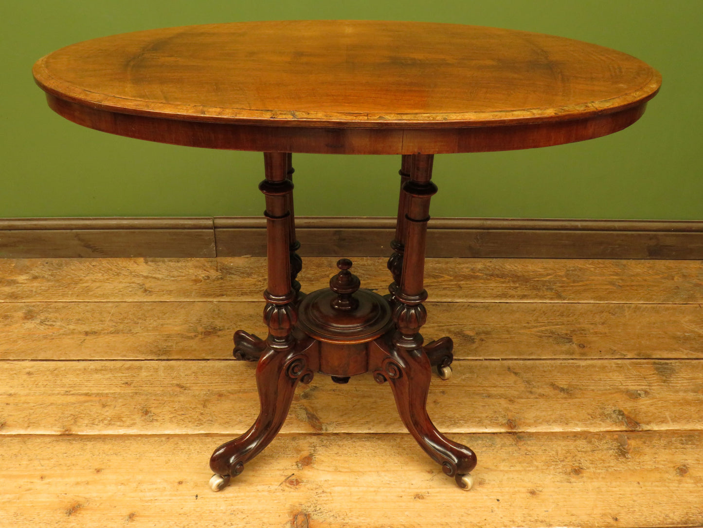 Victorian Mahogany Oval Centre Table with Crossbanded top