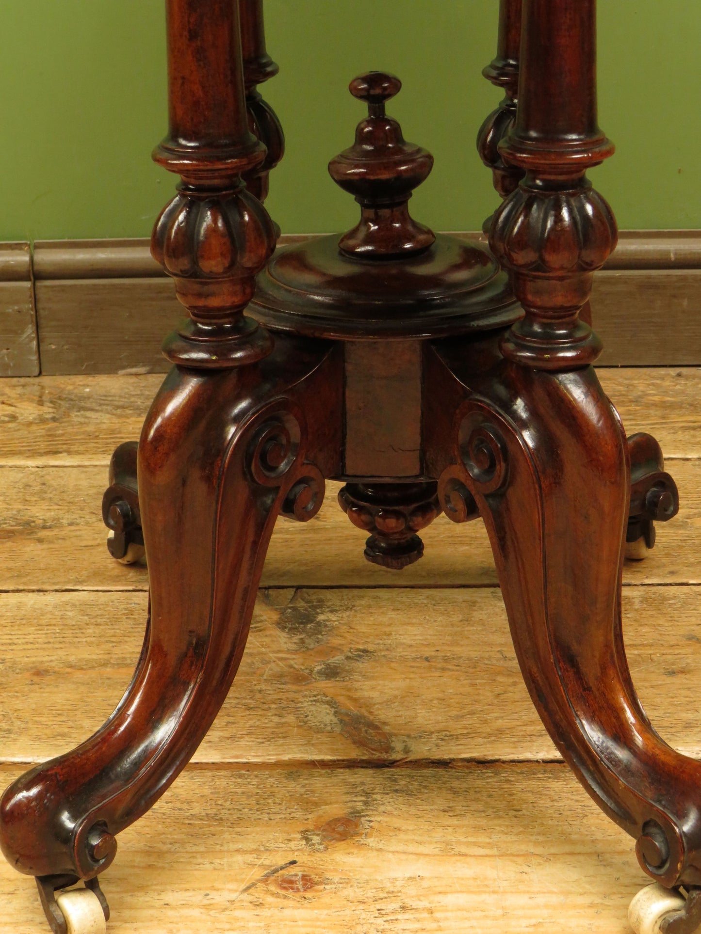 Victorian Mahogany Oval Centre Table with Crossbanded top