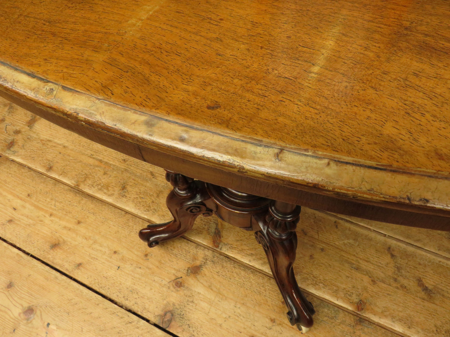 Victorian Mahogany Oval Centre Table with Crossbanded top