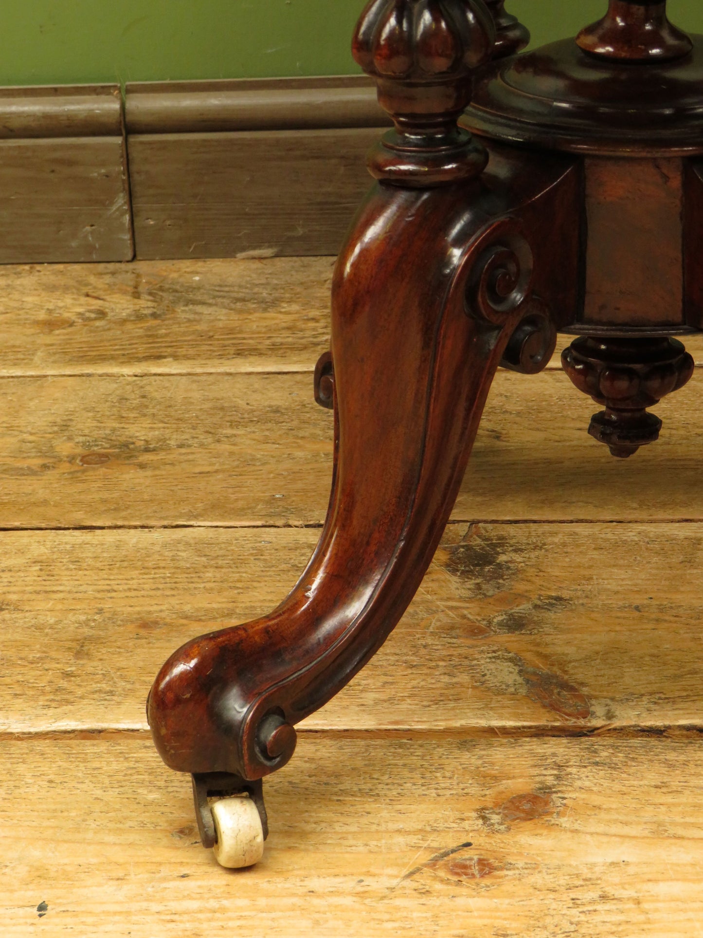 Victorian Mahogany Oval Centre Table with Crossbanded top