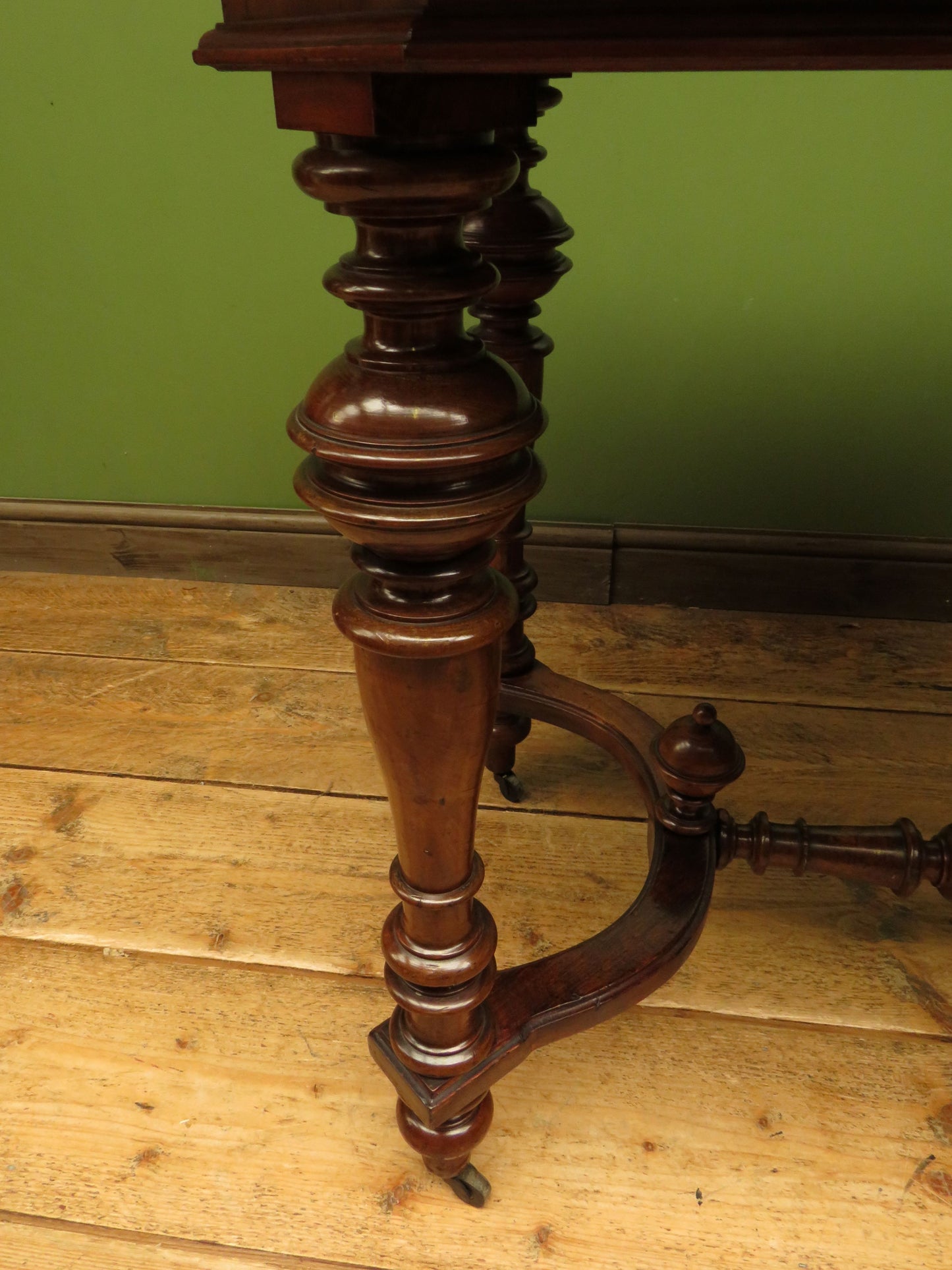 Antique Baroque style Centre Table