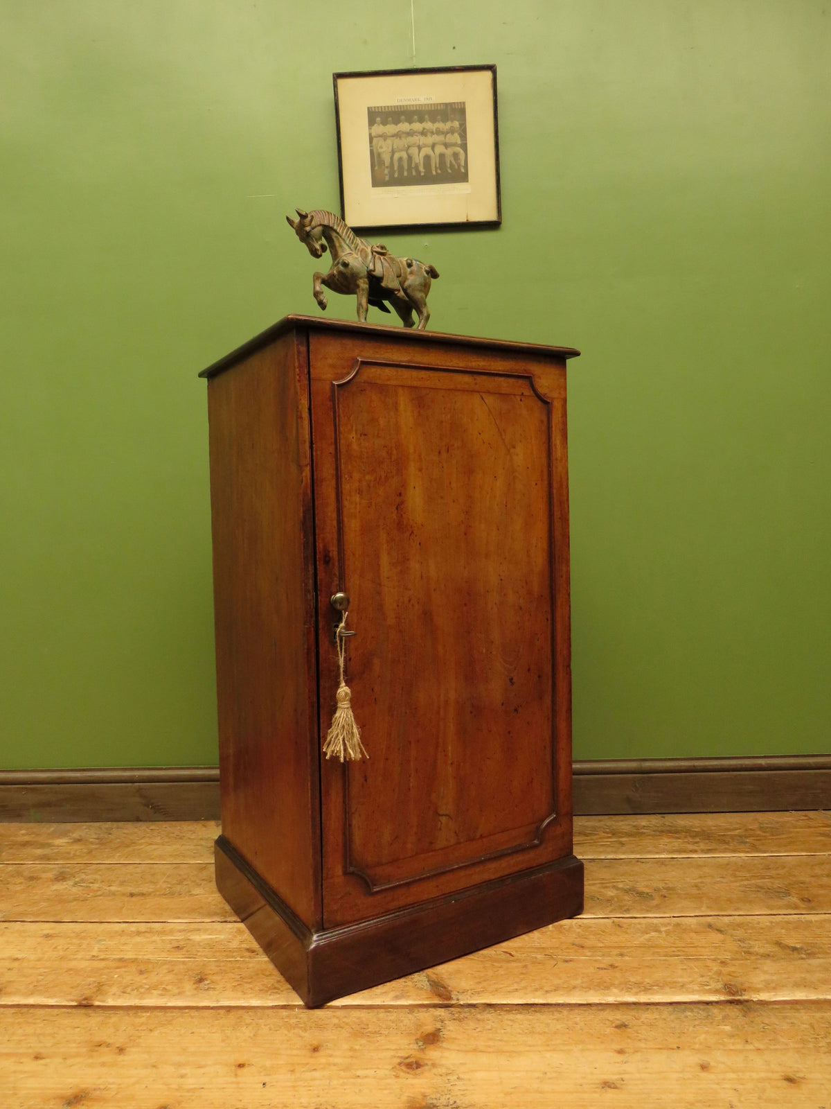 Edwardian Collectors Specimen Cabinet with Internal Drawers