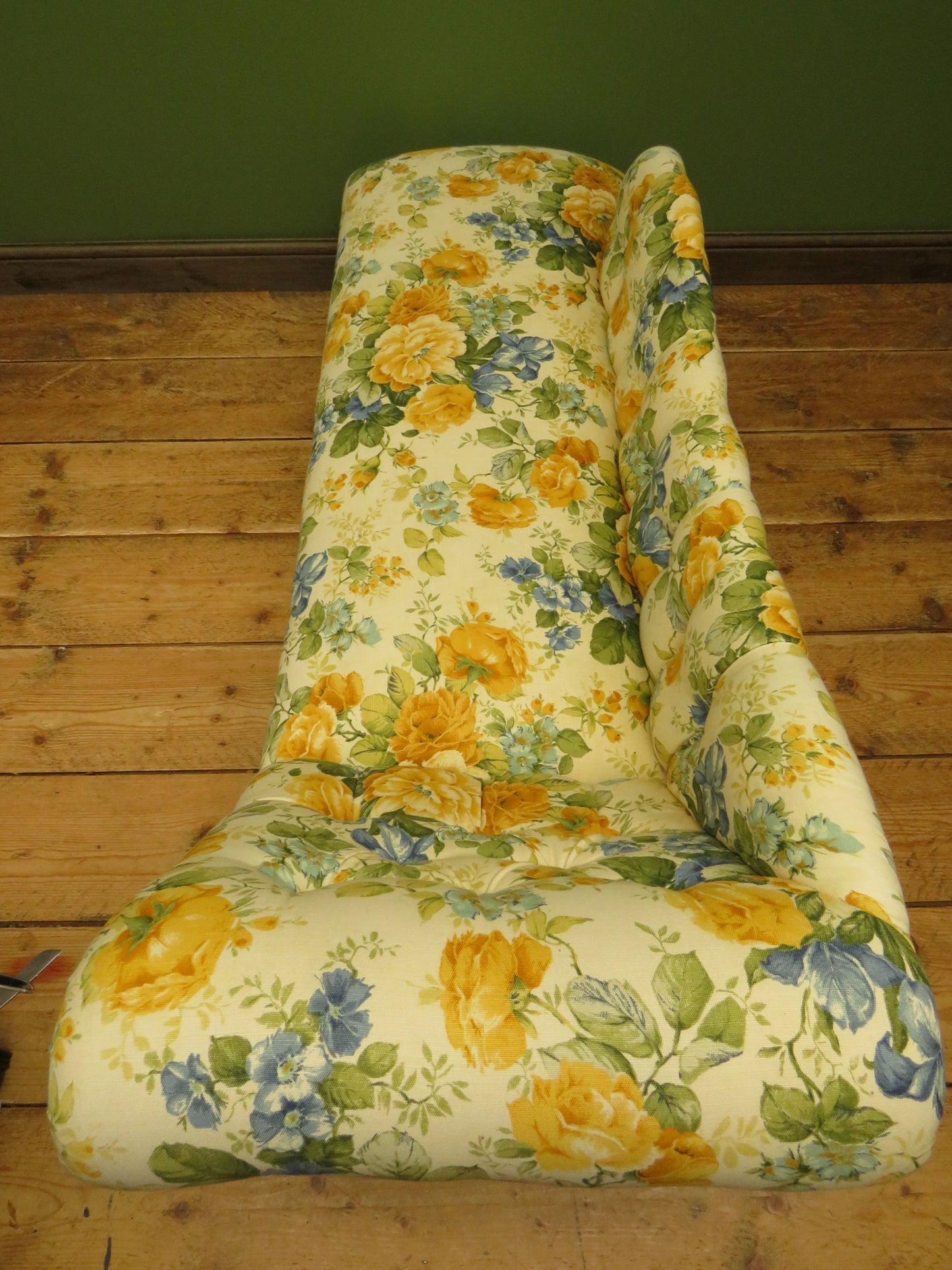 Modern Chaise Longue in rose patterned fabric